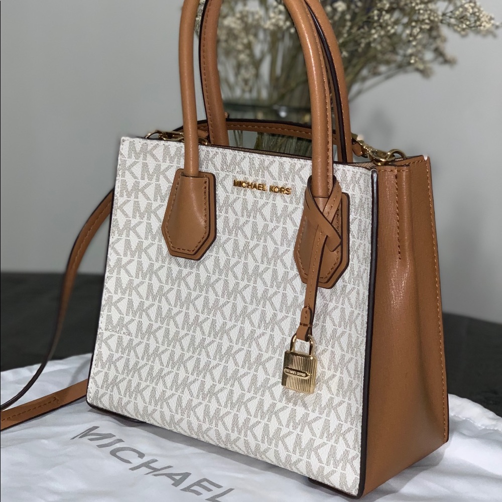 Micheal Kors crossbody purse